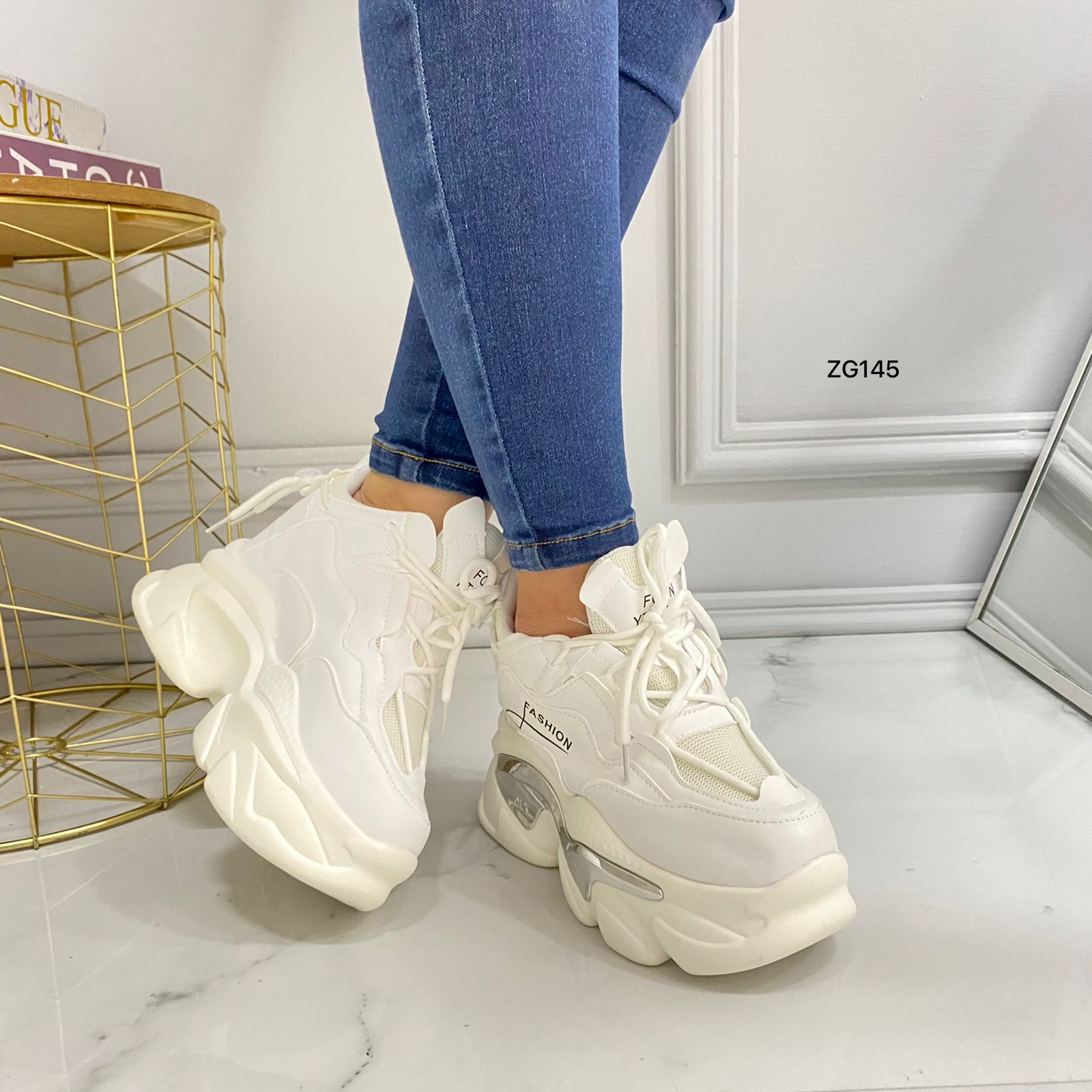 tenis blancos con plateado