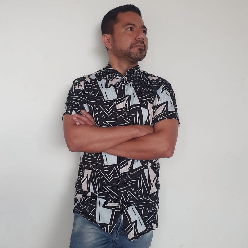 Camisa para Hombre GO Bzr en Chalis Figuras Negras con Manga Corta